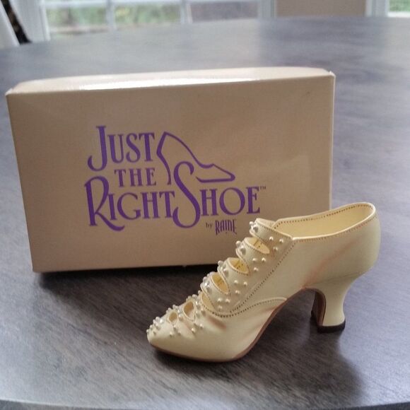 Edwardian Grace Figurine Just the Right Shoe by Raide - Picture 1 of 3